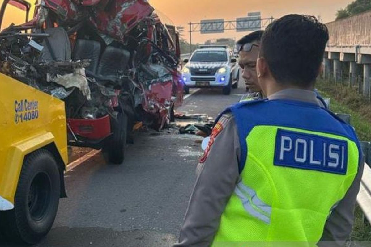 Minibus Isuzu Elf ringsek usai tabrakan dengan truk di Kilometer 497+800 B Jalan Tol Solo-Ngawi, Kecamatan Ngemplak, Kabupaten Boyolali, Jawa Tengah (Jateng), Sabtu (13/7/2024). Kecelakaan di Tol Boyolali ini menewaskan 6 penumpang Elf.
