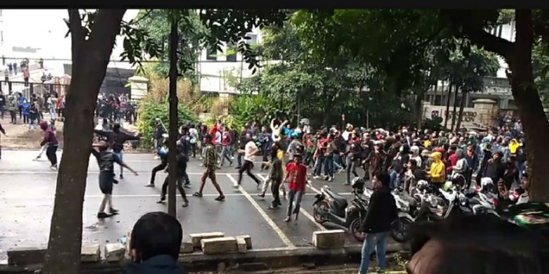 Massa terlibat saling lempar dengan petugas kepolisian dalam demo UU Cipta Kerja di Jalan Diponegoro, Bandung, dekat area Gedung Sate, Kamis (8/10/2020).