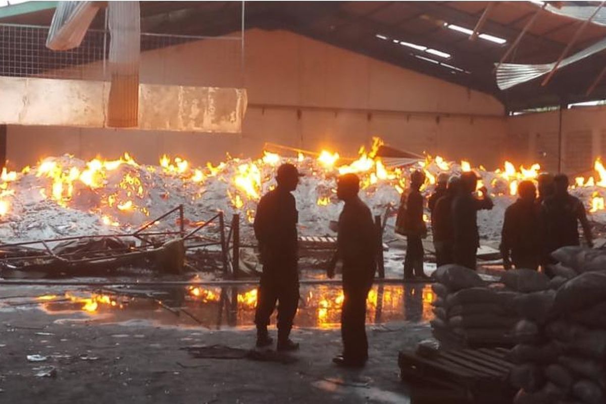 Seorang karyawan bernama Triyono (41) tewas dalam kebakaran di gudang aluminium PT Citra Bumi Kendari di Curug, Kabupaten Tangerang, Banten, Kamis (6/9/2018) pukul 14.00 WIB. 