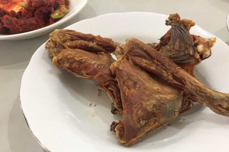 Ayam Goreng Garing dari RM Sari Bundo yang dimasak dengan sederhana.