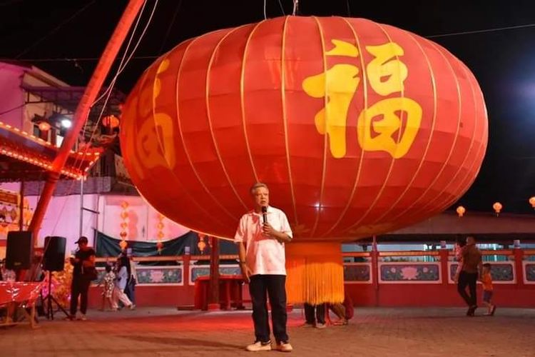 Dua lampion raksasa di Vihara Tri Dharma Hian Thian Siang Tie kini menjadi daya tarik wisata baru di Desa Sungai Kakap, Kecamatan Sungai Kakap, Kabupaten Kubu Raya, Kalimantan Barat (Kalbar). Dua lampion yang diklaim terbesar di Indonesia itu diresmikan Bupati Kubu Raya Muda Mahendrawan pada Kamis (19/1/2023) malam.