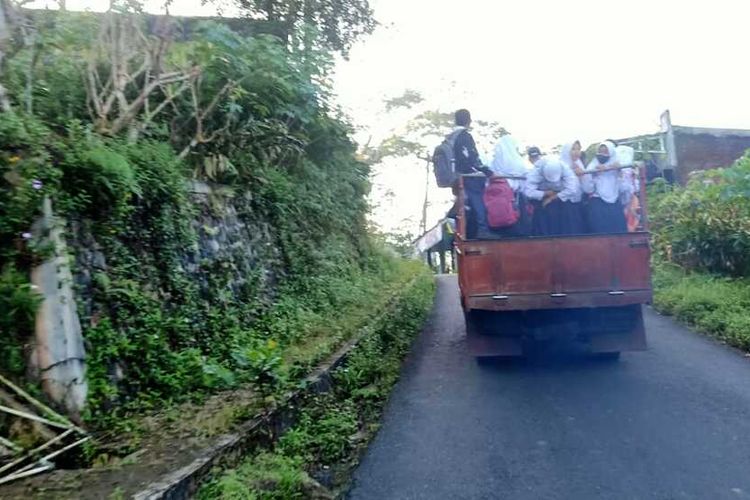 Siswa SMP Negeri 1 Pandanarum, Kabupaten Banjarnegara, Jawa Tengah, naik truk untuk berangkat dan pulang sekolah.
