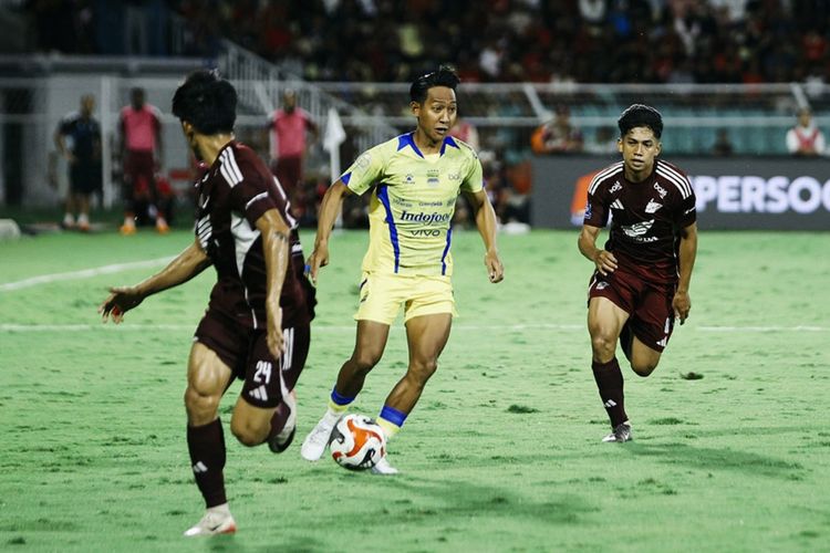 Momen pemain kunci Persib Bandung Beckham Putra melewati dua pemain PSM Makassar pada laga pekan ke-33 Super League 2025-2026, Minggu (17/5/2026) di Stadion BJ Habibie, Parepare Sulawesi Selatan.  