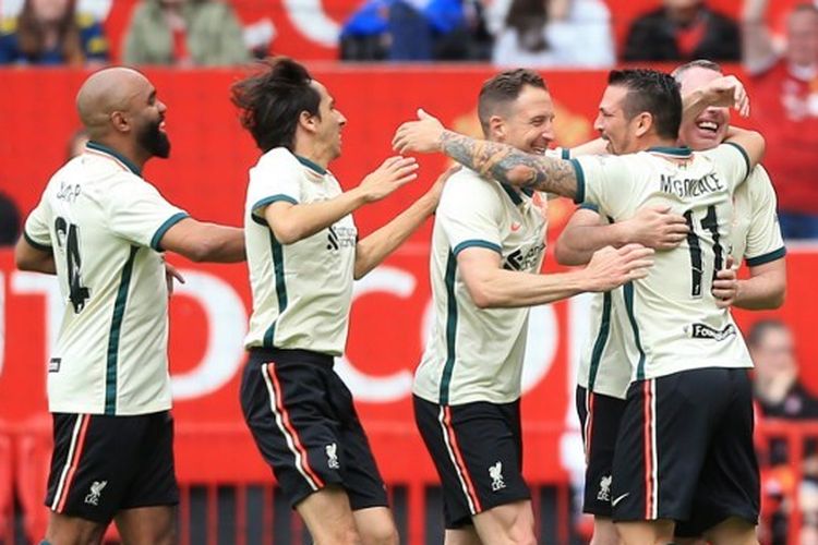 Skuad Liverpool Legends merayakan gol ke gawang Man United Legends dalam leg pertama duel bertajuk Legends of the North di Stadion Old Trafford, Manchester, Inggris, 21 Mei 2022.