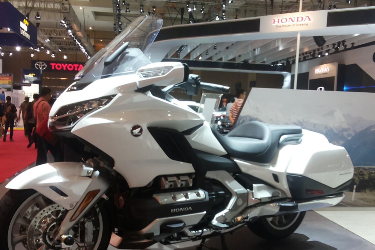 Honda Gold Wing yang dipamerkan di stan Honda di pameran Indonesia International Motor Show (IIMS) 2018 di JIExpo Kemayoran, Jakarta.