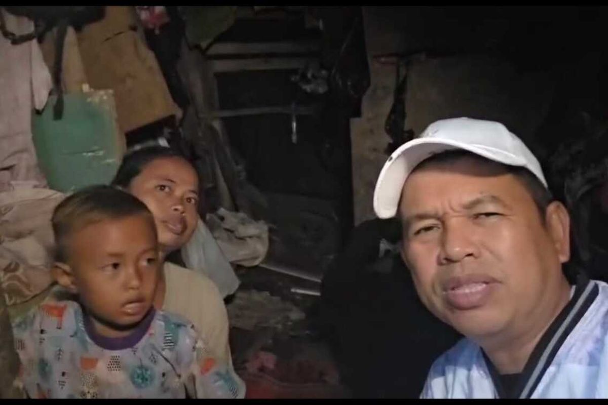 Gubernur Jabar, Dedi Mulyadi, saat bertemu dengan keluarga yang memasak ayam dari tempat sampah di sekitar TPA Sarimukti, Kabupaten Bandung Barat, Jawa Barat.