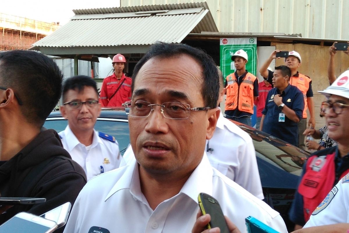 Menhub Budi Karya Sumadi saat melakukan tinjauan Kereta Api Bandara di Bandara Soekarno Hatta, Tangerang, Banten, Minggu (12/3/2017).