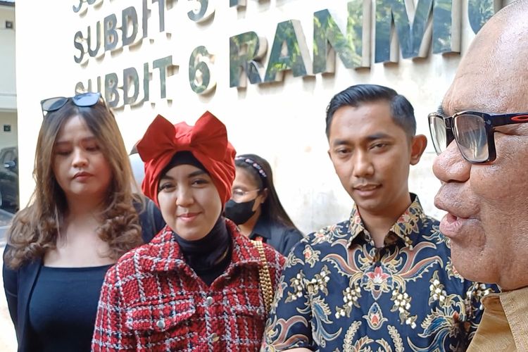 Sunyoto (batik) dan istrinya, Syarah (jilbab merah) didampingi kuasa hukumnya, Djamaludin saat ditemui di Polda Metro Jaya, Jakarta Selatan, Kamis (20/7/2023). 