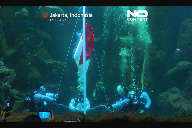 Tangkap layar video pengibaran bendera di dalam akuarium Jakarta.