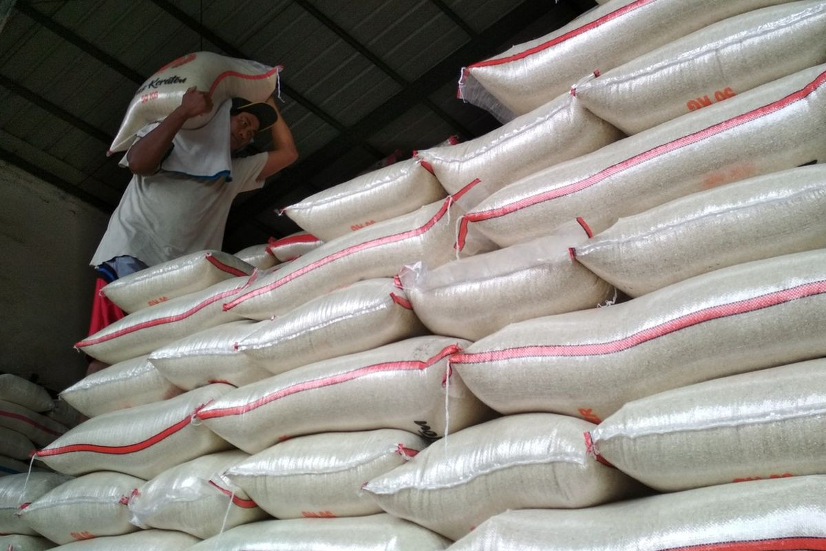 Pekerja toko beras di Pasar Johar Karawang, Jawa Barat tengah merapikan karung berisi beras sebelum pengiriman, Rabu (6/9/2023).