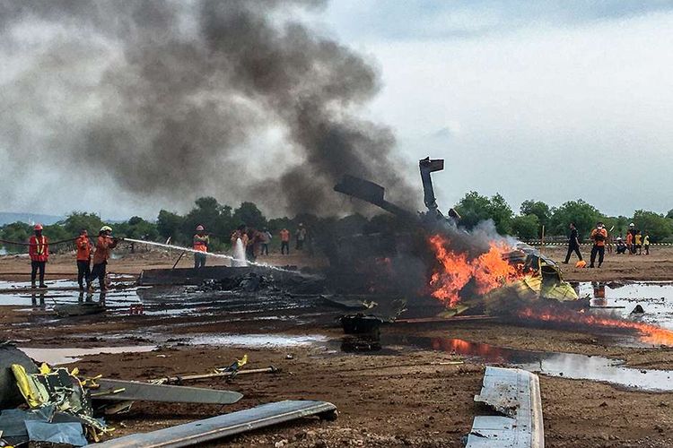 Petugas berupaya memadamkan api dari sebuah helikopter yang jatuh di Kawasan Industri Kendal (KIK), Kabupaten Kendal, Jawa Tengah, Sabtu (6/6/2020). Belum diketahui penyebab jatuhnya helikopter jenis MI-17 bernomor registrasi HA 5141 milik TNI-AD yang mengakibatkan empat awak tewas dan lima awak lainnya dilarikan ke rumah sakit.