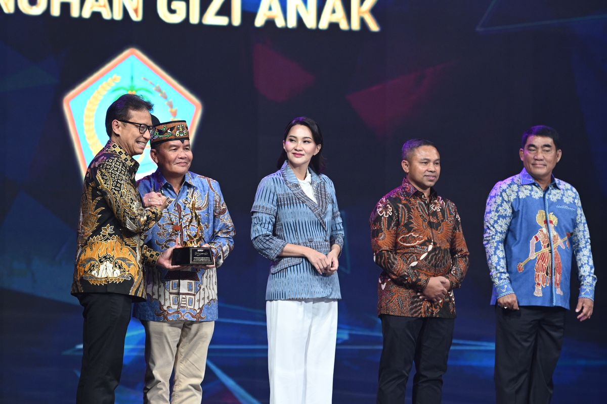 Gubernur Kalteng Agustiar Sabran menerima penghargaan Apresiasi Daerah Peduli Layanan Kesehatan dan Pemenuhan Gizi Anak 2025 dari Kompas TV. Penghargaan ini diserahkan langsung oleh Menteri Kesehatan Budi Gunadi Sadikin dalam perayaan HUT ke-14 Kompas TV bertajuk Harmones 14 di Jakarta, Kamis (11/9/2025).