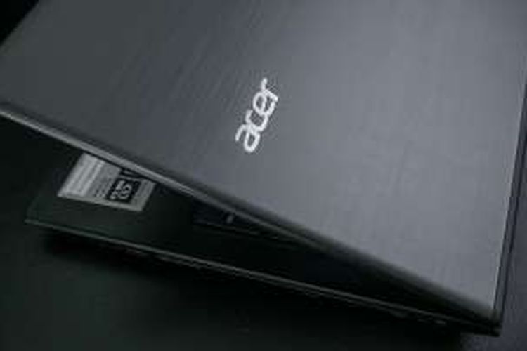 Logo Acer di punggung laptop Aspire E5-553G yang berlapis logam