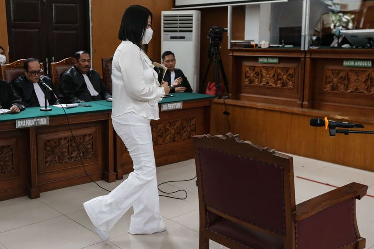 Terdakwa kasus pembunuhan berencana terhadap Nofriansyah Yosua Hutabarat atau Brigadir J, Putri Candrawathi menjalani sidang di Pengadilan Negeri Jakarta Selatan, Rabu (26/10/2022). Majelis hakim tolak eksepsi Putri Candrawathi dalam putusan sela.