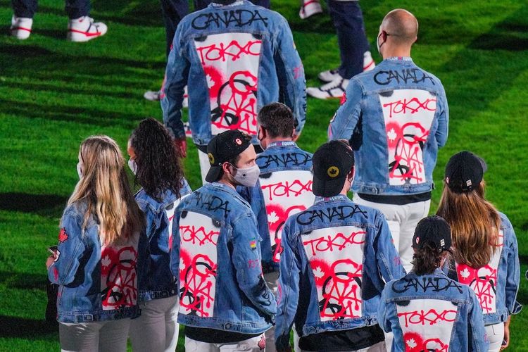 Tim atlet Kanada menggunakan jaket denim di upacara penutupan Olimpiade Tokyo 2020.