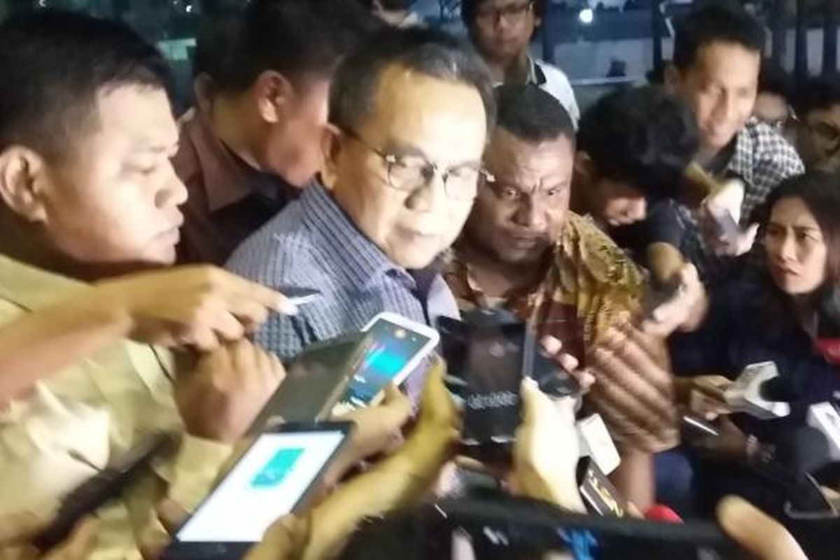 Wakil Ketua DPRD DKI Jakarta, M Taufik sebelum meninggalkan Gedung KPK, Jakarta, Senin (11/4/2016).