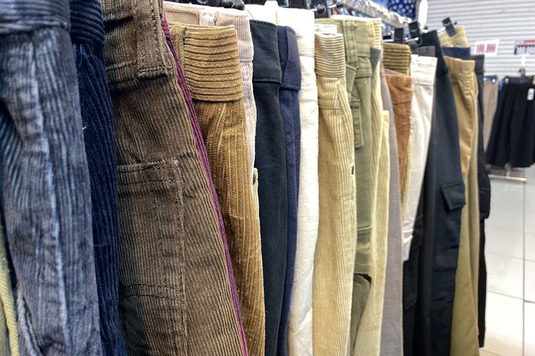Celana Corduroy toko ?Blok M Thrift? di Mal Blok M, Jakarta Selatan, pada Senin (7/10/2024).