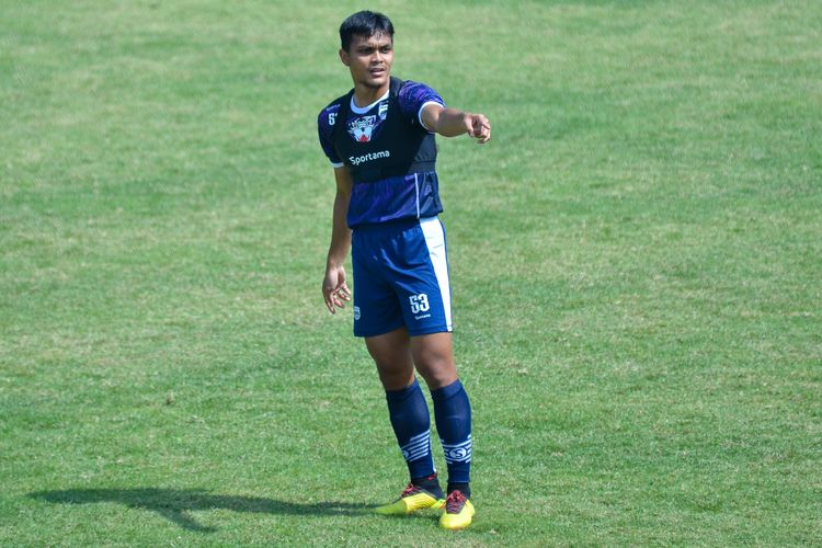 Rachmat Irianto bek Timnas Indonesia milik Persib dalam persiapan tim jelang menghadapi Bhayangkara FC di pembuka Liga 1 2022-2023. Rachmat Irianto dipilih Luis Milla sebagai kapten Persib dalam pertandingan melawan RANS Nusantara FC, Minggu (4/9/2022). 