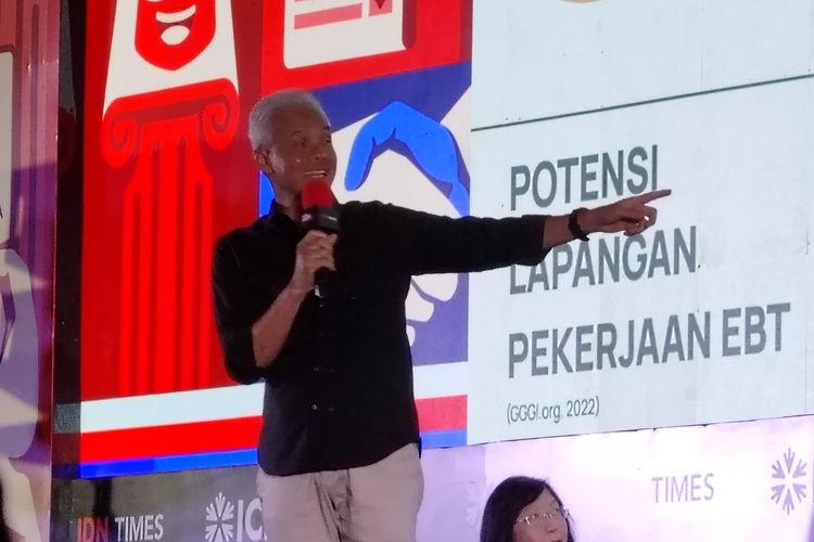 Calon presiden (capres) nomor urut tiga, Ganjar Pranowo saat menjadi pembicara di acara Indonesia Millenial And Gen-Z Summit 2023, di Jakarta, Jumat (24/11/2023).
