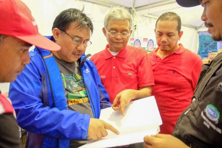 Direktur Network & IT Solution Telkom Zulhelfi Abidin (tengah) bersama Wakil Koordinator Lapangan Posko BUMN Peduli dari PT Krakatau Steel Edi Cawarman (kedua dari kiri), EVP Telkom Regional II Area Jakarta, Banten, Bogor, Tangerang, Bekasi (Jababotabek) Teuku Muda Nanta (kedua dari kanan), dan General Manager Wilayah Telkom Banten Sonny Hidayat (paling kiri) saat meninjau dan berkoordinasi dalam penyerahan bantuan TelkomGroup untuk korban terdampak bencana tsunami Banten di Posko BUMN Peduli di Kecamatan Labuan, Kabupaten Pandeglang, Senin (24/12) kemarin. 