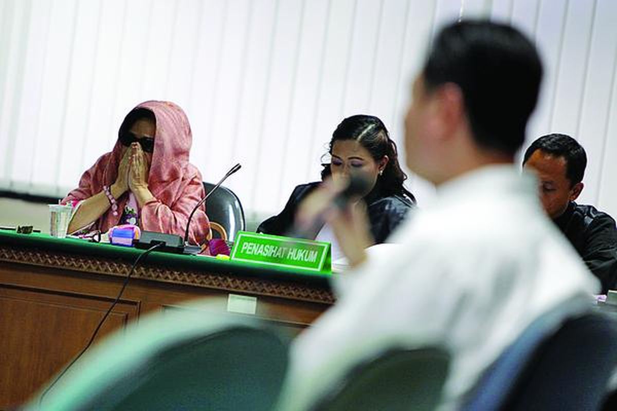 Terdakwa Nunun Nurbaeti memakai kacamata hitam karena mengeluh silau saat sidang di Pengadilan Tindak Pidana Korupsi Jakarta, Senin (26/3). Sidang kali ini mendengarkan kesaksian, antara lain, mantan Direktur Keuangan PT First Mujur Plantation and Industry Budi Santoso dan Ferry Yen.