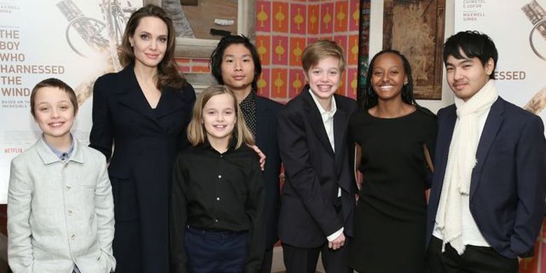 Angelina Jolie dan enam anaknya.