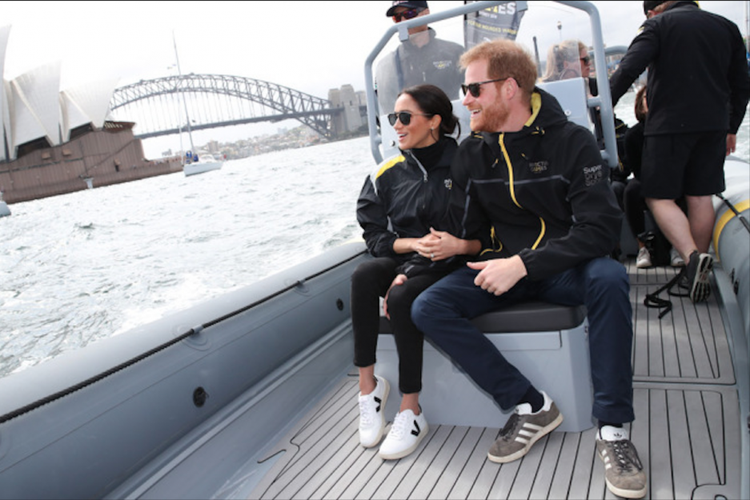 Meghan mengenakan sneakers Veja saat bersama pangeran Harry ke Sydney, Australia