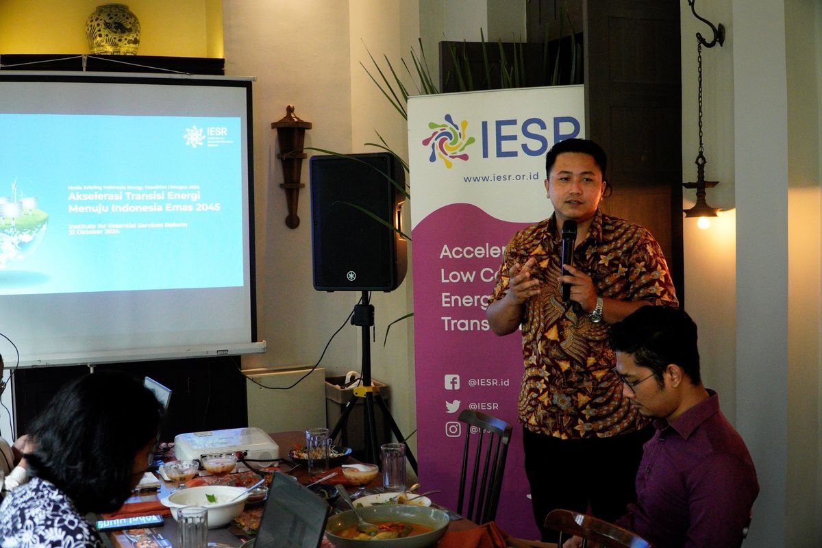 Manajer Program Transformasi Sistem Energi Institute for Essential Services Reform (IESR) Deon Arinaldo berbicara dalam Media Briefing Indonesia Energy Transition Dialogue (IETD) 2024: Memo Kebijakan Transisi Energi di Indonesia di Jakarta, Kamis (31/10/2024).