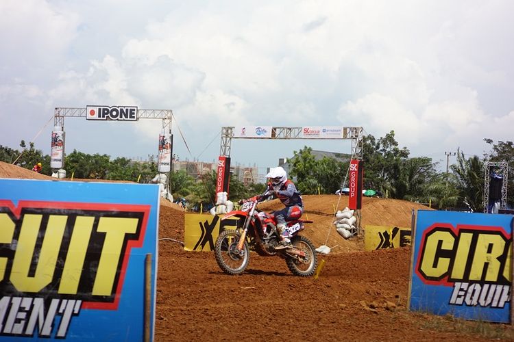 Pebalap asal Indonesia, Muhammad Delvintor Alfarizi beraksi saat mengikuti Race 2 di MXGP Palembang, 6-7 Juli 2019.