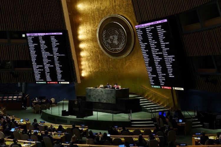 Dewan menunjukkan pengesahan resolusi selama pemungutan suara Majelis Umum PBB pada rancangan resolusi yang berusaha untuk menangguhkan Rusia dari Dewan Hak Asasi Manusia (HAM) PBB di New York City, AS, pada Kamis (7/4/2022).