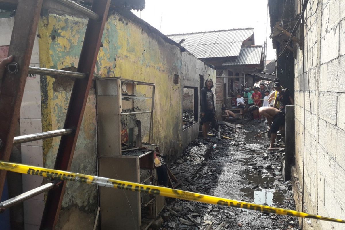 Rumah yang terbakar di kawasan RT 001 RW 010 Kalibaru, Jakarta Utara, Senin (13/8/2018).