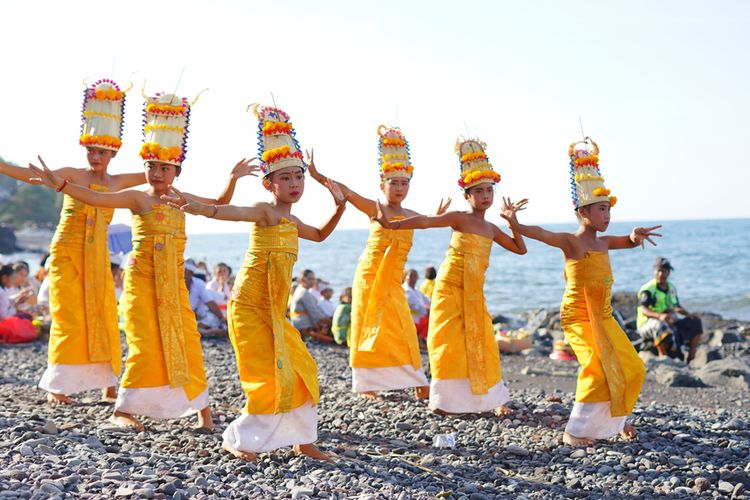 Buleleng, Indonesia - October 13, 2019: a group of teenage dancers who are dancing the janger dance on the edge of the beach in the context of mass ngaben on ponjok batu beach, Bali Province, Indonesi