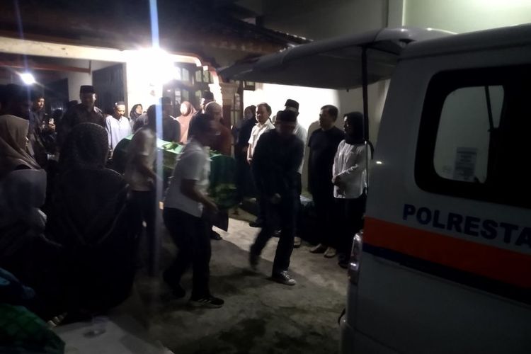 Duka Selimuti Pemakaman Yai Mim di Blitar, Keluarga Ungkap Pesan Terakhir Mendiang