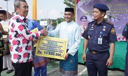 Syamsuar Serahkan BKK untuk Pembangunan Desa Mandiri di Kabupaten Siak