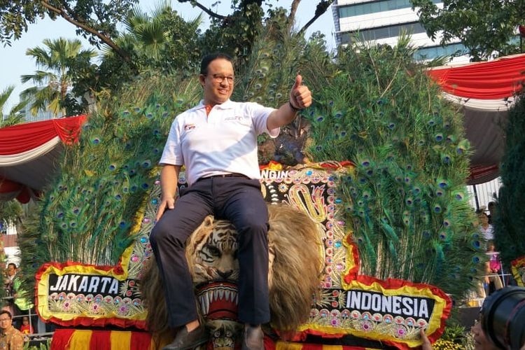 Gubernur DKI Jakarta Anies Baswedan naik Reog DKI Jakarta dalam kegiatan Jakarnaval 2019 di depan Balai Kota DKI Jakarta, Jalan Medan Merdeka Selatan, Minggu (30/6/2019) sore.