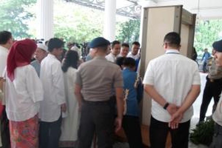 Antrean terjadi di Balaikota Jakarta Senin (28/7/2014). PNS, keluarga dan warga menghadiri open house yang digelar Gubernur DKI Jakarta Joko Widodo.