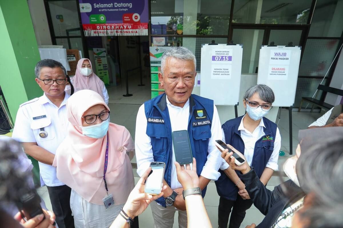 Penjabat (Pj) Wali Kota Bandung Bambang Tirtoyuliono (tengah)