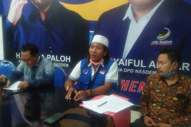 NH (tengah) didampingi tim advokasi hukum Partai Nasdem Gresik pimpinan Muhammad Irfan Choirie (kiri) saat menggelar klarifikasi di kantor DPD Nasdem Gresik, Kamis (14/5/2020).