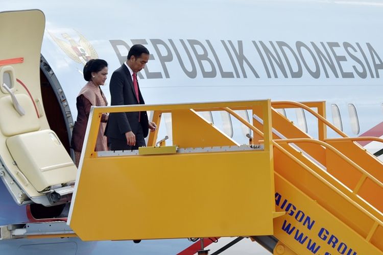 Presiden Joko Widodo (depan) bersama Ibu Negara Iriana Joko Widodo (belakang) turun dari pesawat saat tiba di Bandara Internasional Da Nang, Vietnam, Jumat (10/11). Presiden Joko Widodo menghadiri KTT APEC 2017. ANTARA FOTO/Yusran Uccang/foc/17.