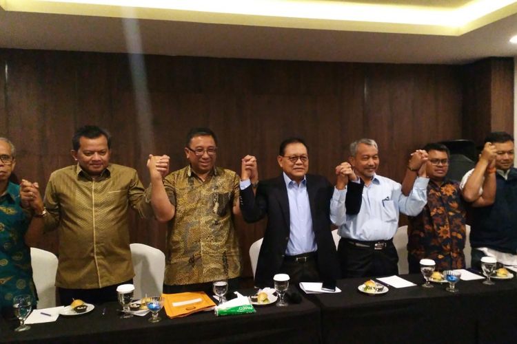 Calon gubernur dan wakil gubernur Jawa Barat nomor urut 3  Sudrajat - Ahmad Syaikhu bersama tim pemenangan Asyik yang dihuni oleh koalisi PKS, Partai Gerindra dan PAN, Senin (9/7/2018). 