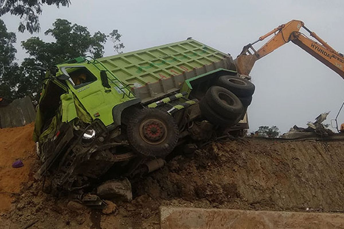 Petugas mengevakuasi salah satu kendaraan yang terlibat pada kecelakaan beruntun di Tol Cipularang KM 92 Purwakarta, Jawa Barat, Senin (2/9/2019). Kecelakaan tersebut melibatkan sekitar 20 kendaraan yang mengakibatkan korban 25 orang luka ringan, empat orang luka berat dan delapan orang meninggal dunia.