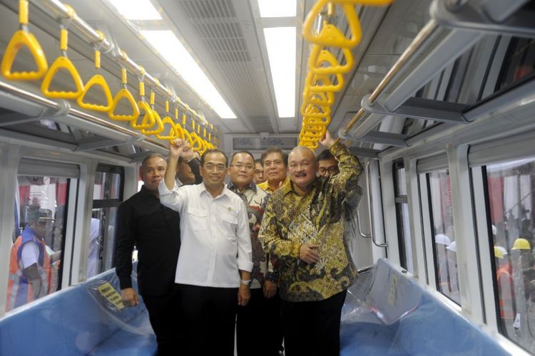 Menhub Budi Karya saat melihat kereta LRT Palembang di Pelabuhan Boombaru, Palembang.