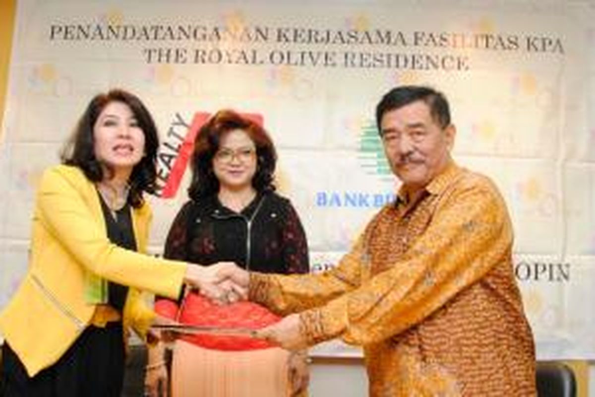 Direktur Utama PT Ade Pede Realty Ahmadin Ahmad (kanan) berjabat tangan dengan Kepala Divisi Kredit Consumer PT Bank Bukopin Tbk. Rosana Devita Anwar (kiri) usai melakukan Penandatanganan Kerjasama pemberian fasilitas Kredit Pemilikan Apartemen (KPA). 
