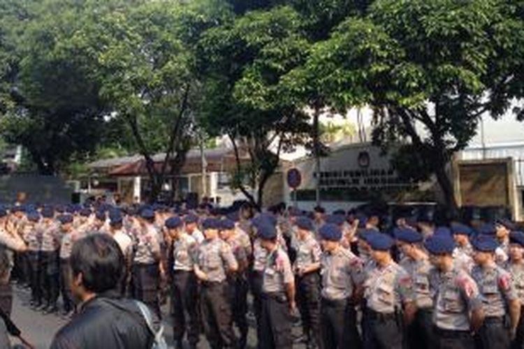 Simulasi pengamanan pilpres oleh satuan polisi di sekitar Gedung KPU, Jakarta Pusat, Sabtu (19/7/2014)