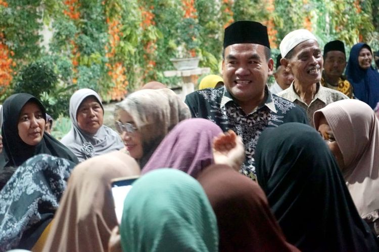 Bupati Blora Arief Rohman saat menghadiri peresmian pelayanan penerbangan feeder jemaah umrah Bandara Ngloram, Kecamatan Cepu, Kabupaten Blora, Jawa Tengah (Jateng), Kamis (16/11/2023).

