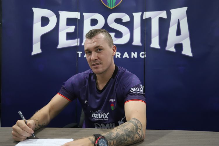 Bek Persita Tangerang asal Inggris Adam Thomas Mitter meneken kontrak dua musim dengan klub berjulukan Pendekar Cisadane ini sejak Selasa (4/5/2021).

Pemain kelahiran 5 Januari 1993 ini pernah berseragam Persiraja Banda Aceh pada 2020 dan PTT Rayong, Thailand, pada 2021.
