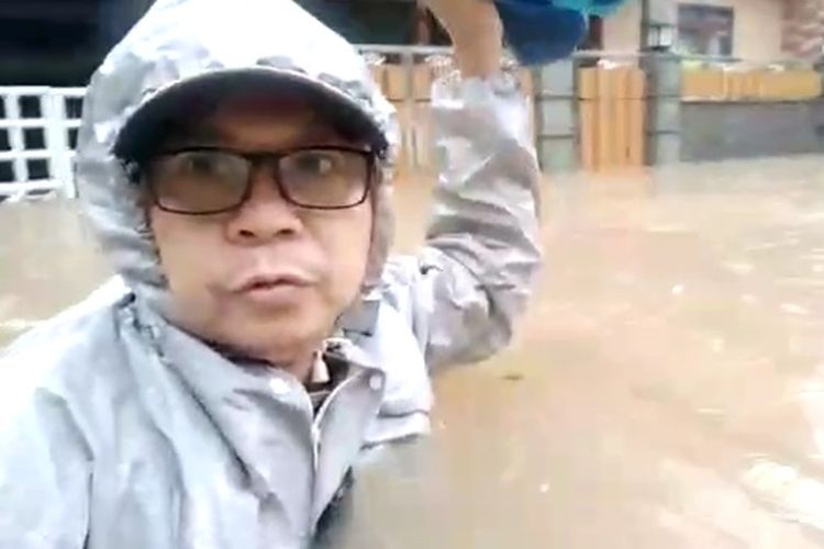 Perumahan Villa Kartini di Bekasi mengalami banjir dengan ketinggian sekitar 1 meter.