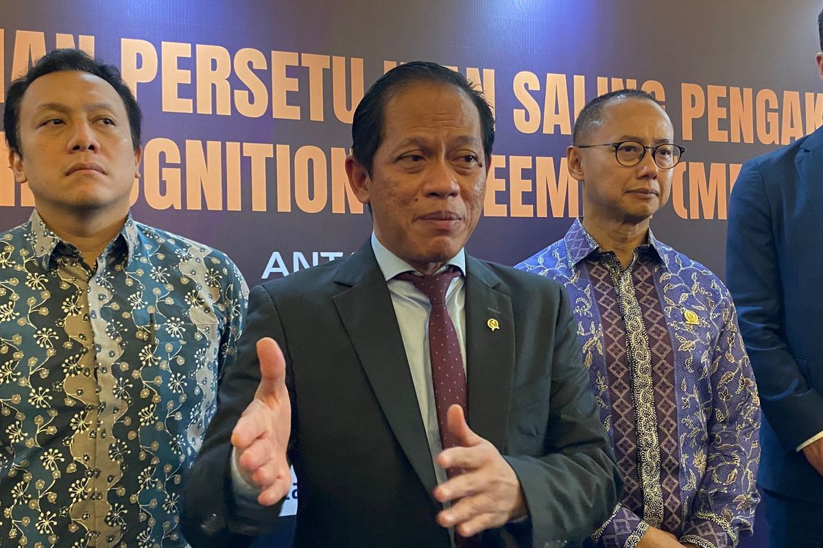 Menteri LH, Hanif Faisol Nurofiq, menjelaskan soal perdagangan karbon internasional, di Jakarta Selatan, Kamis (8/5/2025). 