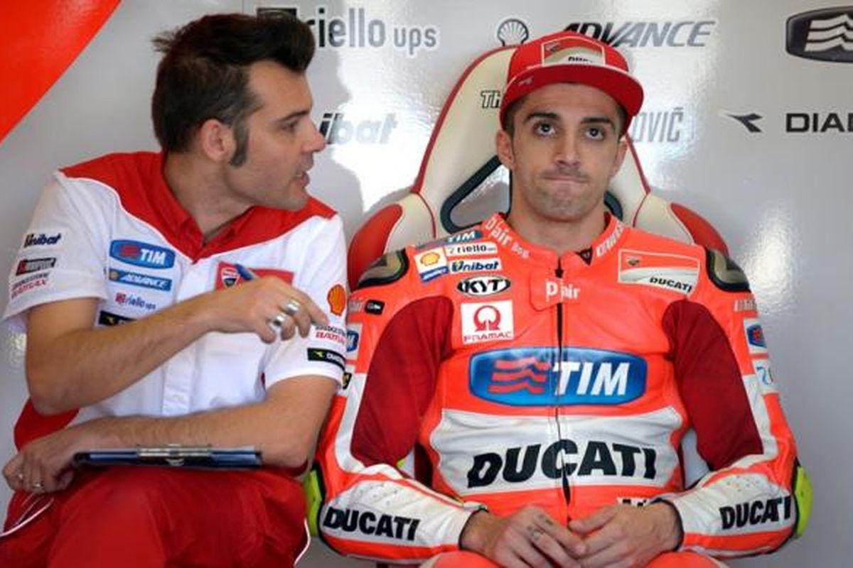 Pebalap Ducati asal Italia, Andrea Iannone (kanan), berdiskusi dengan tim saat menjalani sesi latihan bebas keempat GP Spanyol di Sirkuit Jerez, Sabtu (2/5/2015).
