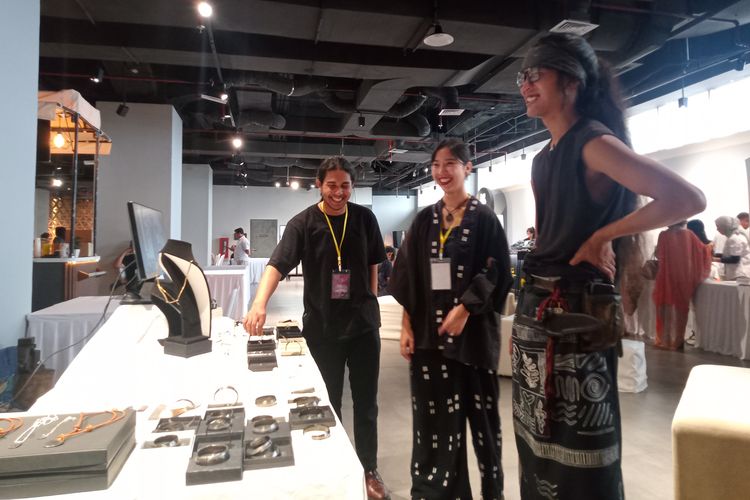 Merek asal Bandung, Lievik Atelier, mengeksplorasi pamor keris ke dalam beberapa produk perhiasan melalui proses penempaan.